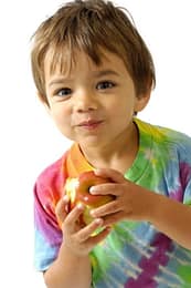 "child eating apple"